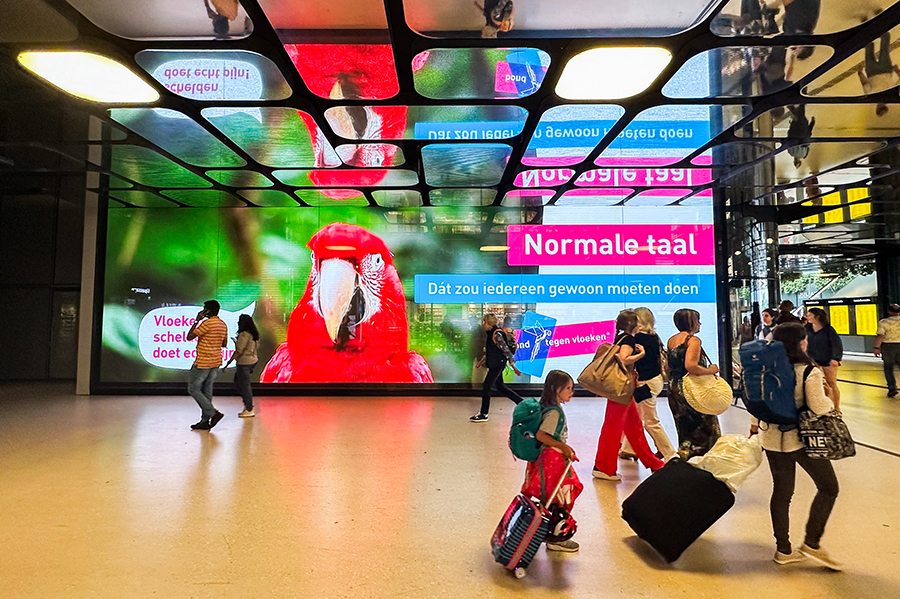 Billboard van Bond tegen Vloeken op het station